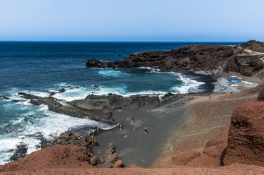 Spanien, Kanarische Inseln, Lanzarote, El Golfo, Blick auf die Bucht - RUNF00590