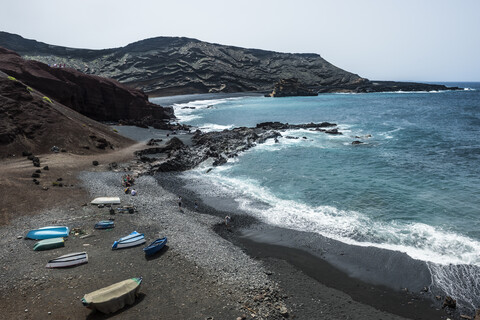 Spanien, Kanarische Inseln, Lanzarote, El Golfo, Blick auf die Bucht, lizenzfreies Stockfoto