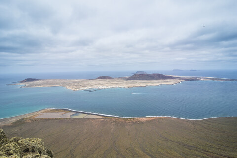 Spanien, Kanarische Inseln, Lanzarote, Blick auf La Graciosa, lizenzfreies Stockfoto