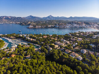Spanien, Balearen, Mallorca, Region Calvia, Luftaufnahme von Santa Ponca, Yachthafen, Serra de Tramuntana im Hintergrund - AMF06578