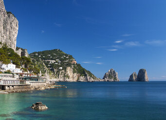 Italien, Kampanien, Golf von Neapel, Capri, Faraglioni-Felsformation - WWF04595