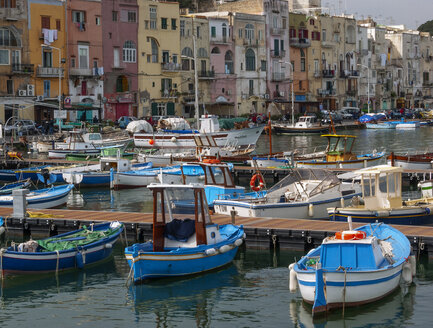 Italien, Kampanien, Golf von Neapel, Procida, Stadtteil Corricella, Hafen - WWF04599