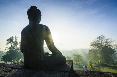 Indonesien, Java, Borobudur-Tempelkomplex, sitzender Buddha im Gegenlicht - RUNF00606