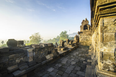 Indonesien, Java, Borobudur-Tempelkomplex im frühen Morgenlicht - RUNF00607