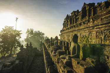 Indonesien, Java, Borobudur-Tempelkomplex im frühen Morgenlicht - RUNF00608