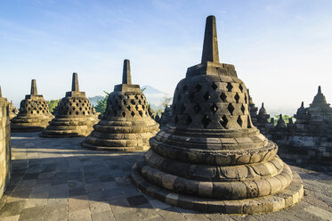 Indonesien, Java, Borobudur-Tempelkomplex, Stupas im frühen Morgenlicht - RUNF00609