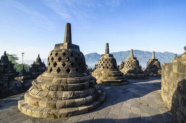 Indonesien, Java, Borobudur-Tempelkomplex, Stupas im frühen Morgenlicht - RUNF00610