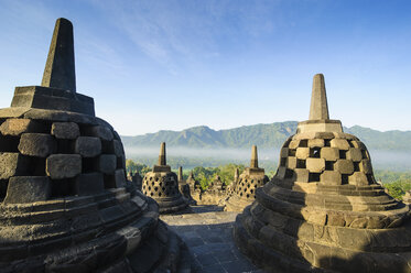 Indonesien, Java, Borobudur-Tempelkomplex, Stupas im frühen Morgenlicht - RUNF00611