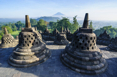 Indonesien, Java, Borobudur-Tempelkomplex, Stupas im frühen Morgenlicht - RUNF00612