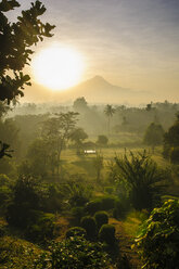 Indonesien, Java, Blick vom Borobudur-Tempelkomplex auf die Landschaft am frühen Morgen - RUNF00614