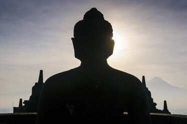 Indonesien, Java, Borobudur-Tempelkomplex, sitzender Buddha im Gegenlicht - RUNF00617