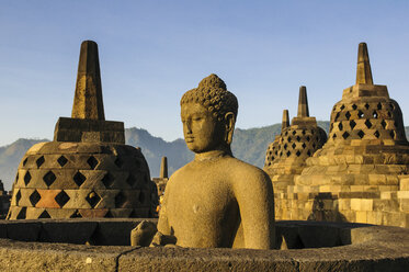 Indonesien, Java, Borobudur-Tempelkomplex, Buddha sitzt in einer Stupa - RUNF00618