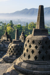 Indonesien, Java, Borobudur-Tempelkomplex, Stupas im frühen Morgenlicht - RUNF00619