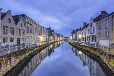 Belgien, Brügge, Häuserzeile am Kanal bei Dämmerung - RPSF00259