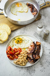 Frühstück mit Tomaten und weißen Bohnen, - GIOF05296