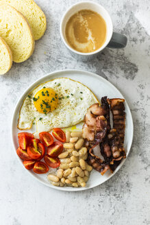 Frühstück mit Tomaten und weißen Bohnen, - GIOF05297