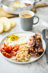 Frühstück mit Tomaten und weißen Bohnen, - GIOF05298