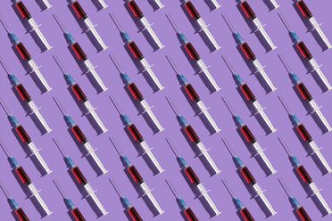 Mehrere Spritzen in einem Muster über lila Hintergrund organisiert - DRBF00124