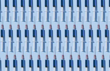 Mehrere Spritzen in einem Muster über blauen Hintergrund organisiert - DRBF00125