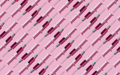 Multiple syringes organized in a pattern over pink background - DRBF00126