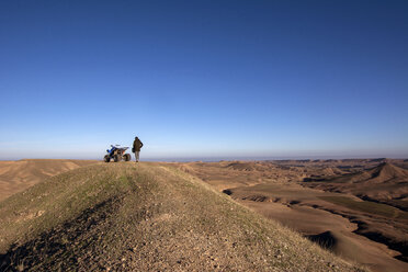 Marokko, Agafay-Wüste, Quadbike und Tourist - LMJF00073