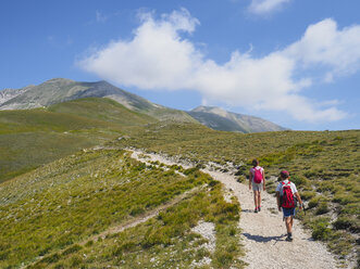 Italien, Umbrien, Sibillini-Gebirge, zwei Kinder wandern auf dem Monte Vettore - LOMF00783