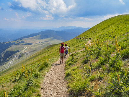 Italien, Umbrien, Sibillini-Gebirge, zwei Kinder wandern auf dem Monte Vettore - LOMF00784