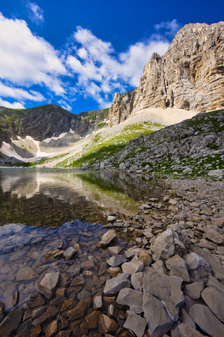 Italien, Umbrien, Sibillinische Berge, Lago di Pilato im Sommer, lizenzfreies Stockfoto