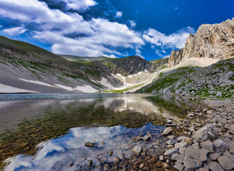 Italien, Umbrien, Sibillinische Berge, Lago di Pilato im Sommer - LOMF00787