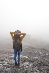 Frau mit Rucksack, auf einem Berg stehend, mit Blick auf die Aussicht - AFVF02187