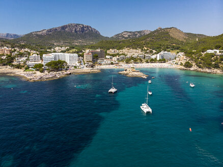 Spanien, Balearen, Mallorce, Region Calvia, Costa de la Calma, Luftaufnahme von Camp de Mar - AMF06585