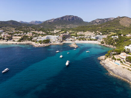 Spanien, Balearen, Mallorce, Region Calvia, Costa de la Calma, Luftaufnahme von Camp de Mar - AMF06593