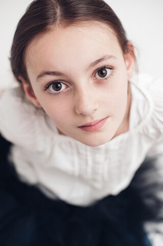 Porträt eines Mädchens mit braunen Haaren und Augen, lizenzfreies Stockfoto