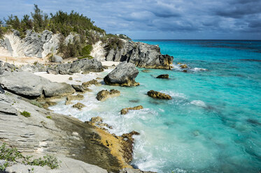 Bermuda, Felsige Klippen und Strand, türkisfarbenes Wasser - RUNF00647