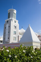 Bermuda, Hamilton, Modernes Geschäftszentrum mit einem traditionellen Dach - RUNF00661