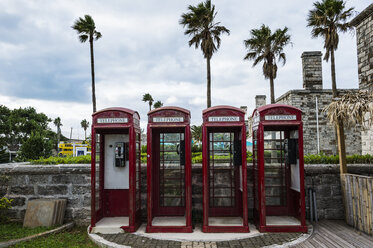 Bermuda, Alte britische Telefonzellen in der königlichen Marinewerft - RUNF00673