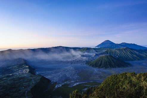 Indonesien, Java, Bromo Tengger Semeru National Park, Vulkankrater des Mount Bromo bei Sonnenaufgang - RUNF00684
