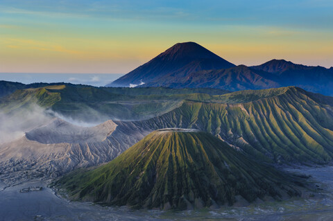 Indonesien, Java, Bromo Tengger Semeru National Park, Vulkankrater des Mount Bromo bei Sonnenaufgang, lizenzfreies Stockfoto