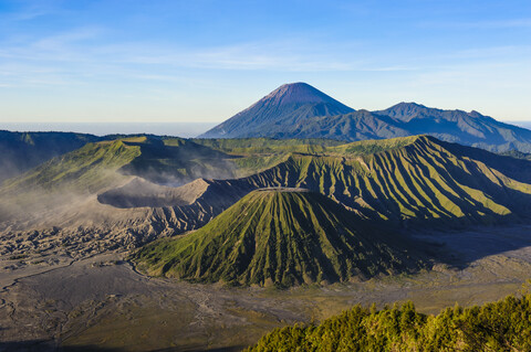 Indonesien, Java, Bromo Tengger Semeru National Park, Vulkankrater des Mount Bromo bei Sonnenaufgang, lizenzfreies Stockfoto