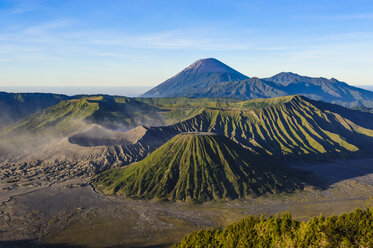 Indonesien, Java, Bromo Tengger Semeru National Park, Vulkankrater des Mount Bromo bei Sonnenaufgang - RUNF00688