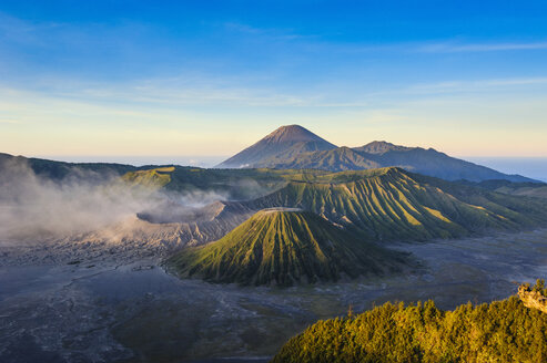 Indonesien, Java, Bromo Tengger Semeru National Park, Vulkankrater des Mount Bromo bei Sonnenaufgang - RUNF00689