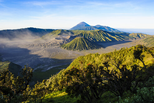 Indonesien, Java, Bromo Tengger Semeru National Park, Vulkankrater des Mount Bromo bei Sonnenaufgang - RUNF00690