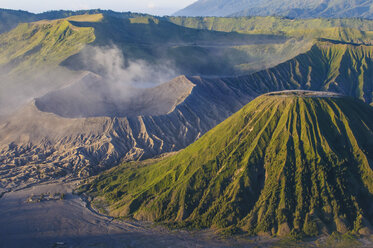 Indonesien, Java, Bromo Tengger Semeru National Park, Vulkankrater des Mount Bromo bei Sonnenaufgang - RUNF00695