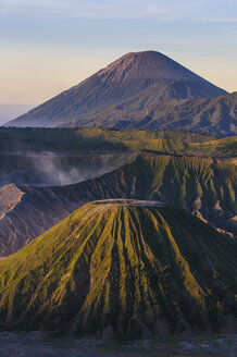 Indonesien, Java, Bromo Tengger Semeru National Park, Vulkankrater des Mount Bromo bei Sonnenaufgang - RUNF00696