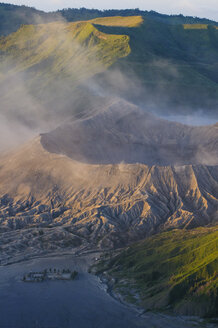 Indonesien, Java, Bromo Tengger Semeru National Park, Vulkankrater des Mount Bromo bei Sonnenaufgang - RUNF00697