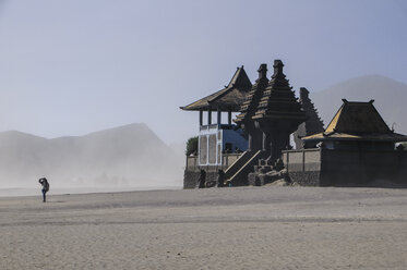 Indonesien, Java, Bromo Tengger Semeru National Park, Hinduistische Tempelanlage im Krater des Mount Bromo - RUNF00698