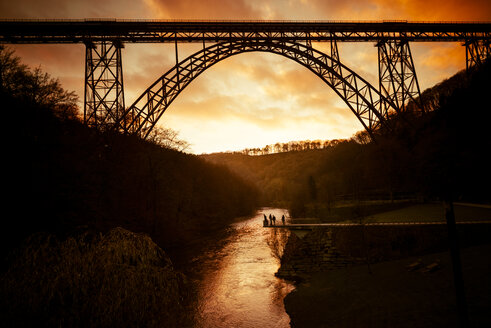 Deutschland, Müngstener Brücke zwischen Solingen und Remscheid mit Wupper im Vordergrund in der Dämmerung - SKAF00108