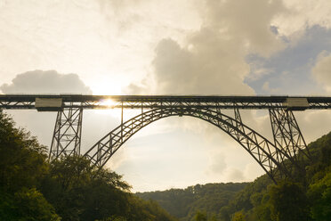 Deutschland, Müngstener Brücke zwischen Solingen und Remscheid in der Dämmerung - SKAF00110