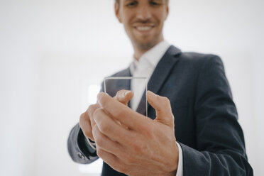 Geschäftsmann mit Glas-Touchscreen in einem neuen Haus - KNSF05478