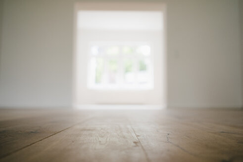 Holzfußboden in einem neu renovierten Haus - KNSF05500